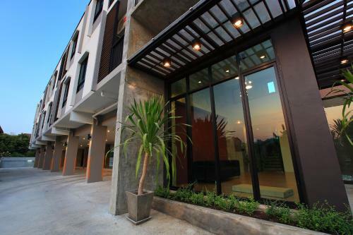 The Plubpla Serviced Apartment