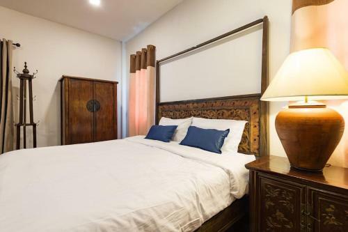 Artisan's Antique House - Silom