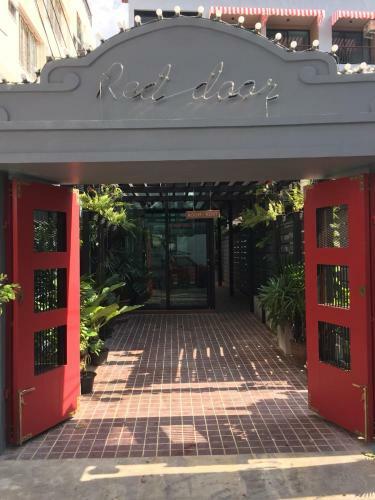 Hotel Red Door