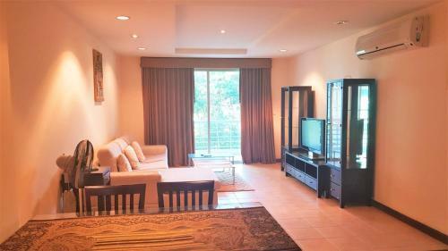 Lovely 2-bed Apartment In Pratumnak With Pool View