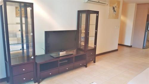 Lovely 2-bed Apartment In Pratumnak With Pool View