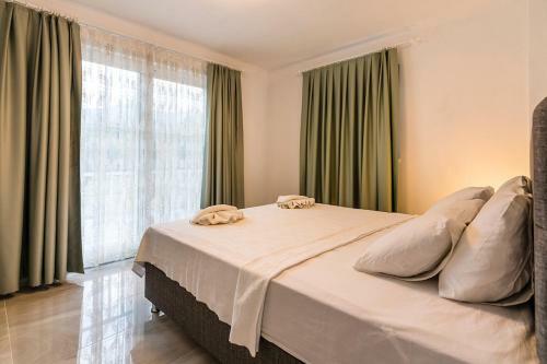 Dalyan Villa Sleeps 8 With Pool Air Con And Wifi