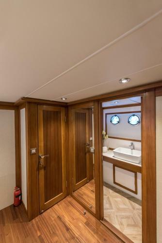 Ada Dreams / Boat