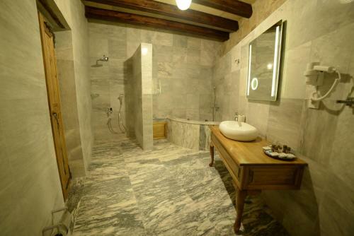 Crassus Cave Hotel