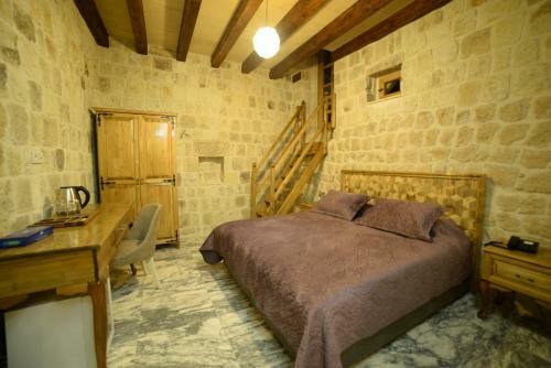 Crassus Cave Hotel