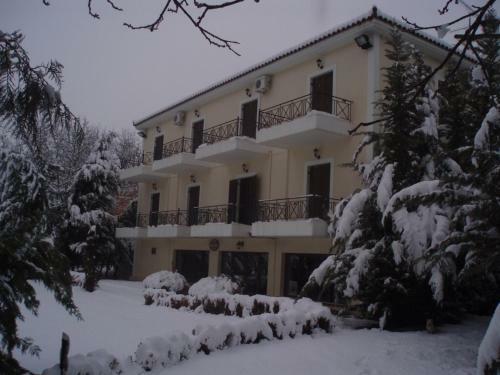 Hostal Aroanios Hotel