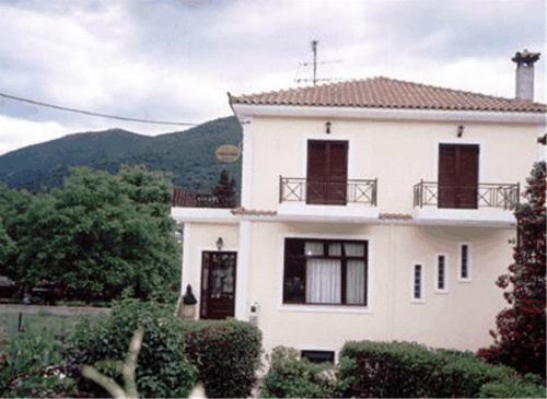 Hostal Aroanios Hotel