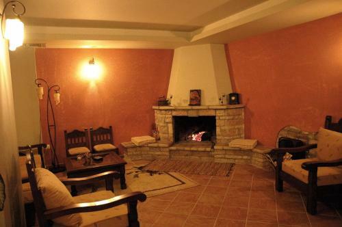 Hostal Aroanios Hotel