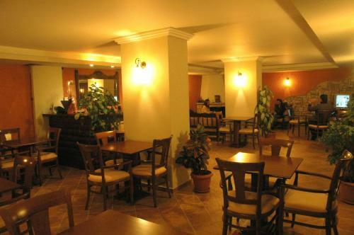 Hostal Aroanios Hotel
