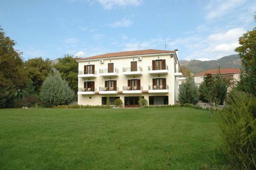 Hostal Aroanios Hotel