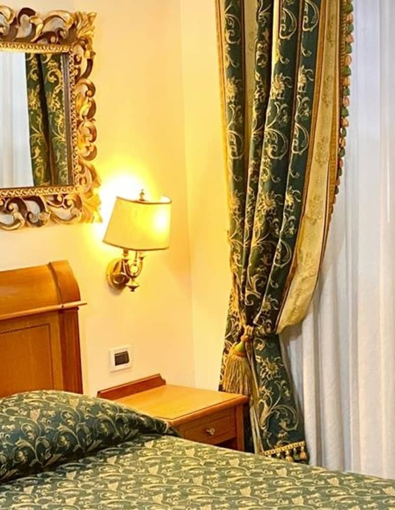 Hotel Champagne Palace