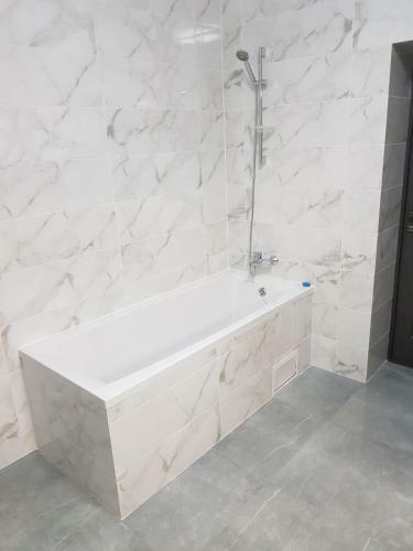 Apartamento Uzhorod 3 Room Lovely House