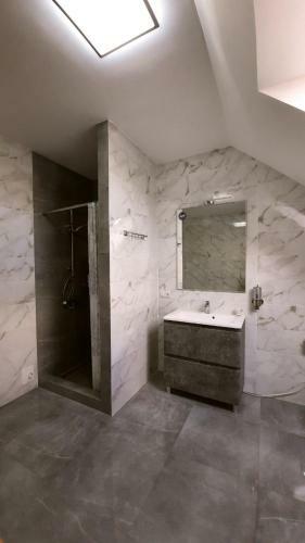 Apartamento Uzhorod 3 Room Lovely House