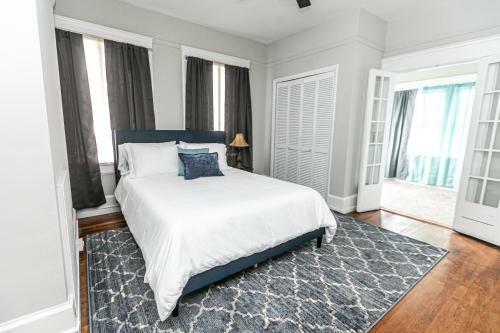 Trendy Lakeview Craftsman