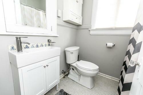 Trendy Lakeview Craftsman