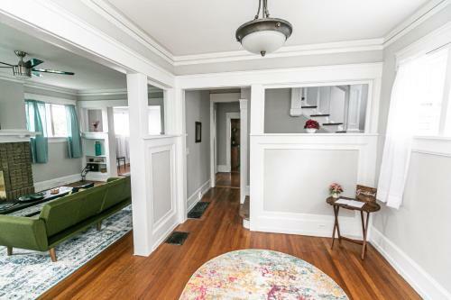 Trendy Lakeview Craftsman