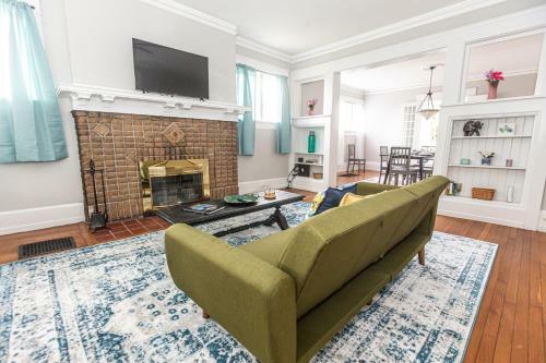 Trendy Lakeview Craftsman