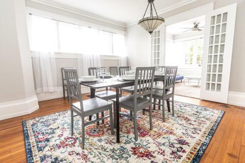 Trendy Lakeview Craftsman
