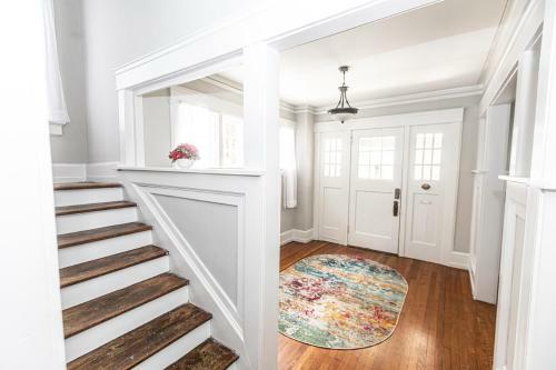 Trendy Lakeview Craftsman