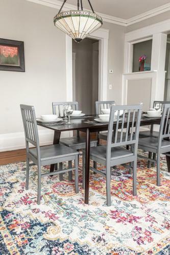 Trendy Lakeview Craftsman