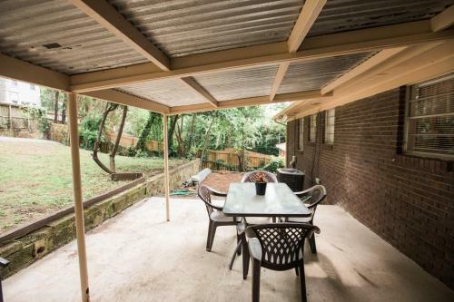 The Highland Hideaway - 2 Min From St Vincents, 5 From 5 Points