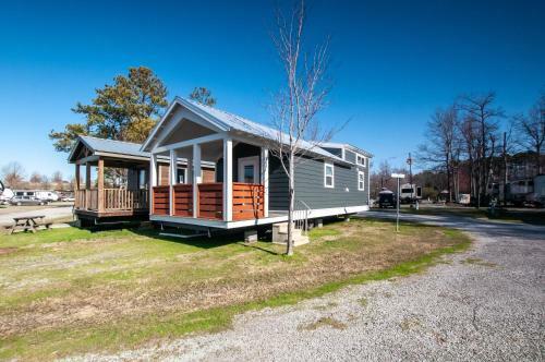 Sunset Cottage, River Rocks Landing With 3 Pools! Bungalow