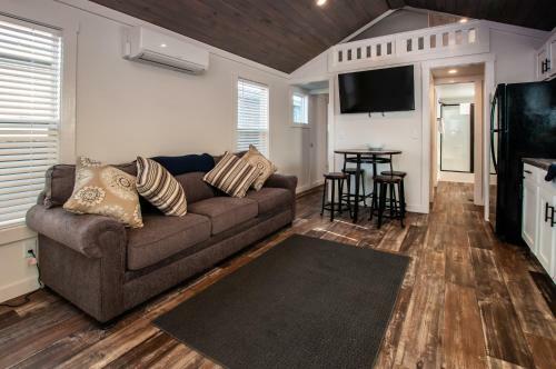 Sunset Cottage, River Rocks Landing With 3 Pools! Bungalow
