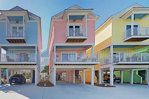 New Listing! Lagoon-front Townhouse With Pool, Deck Townhouse