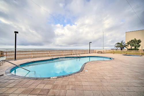 Apartamento Cozy Beachfront Escape With Pool And Gulf Access!