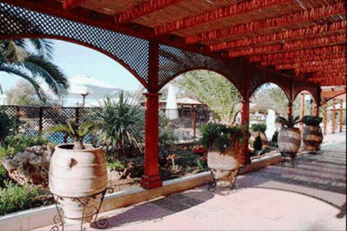 Crithoni's Paradise Hotel