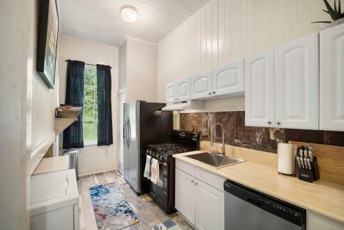The Mardis Gras Manor - Walkable, Historic, Local Treasure
