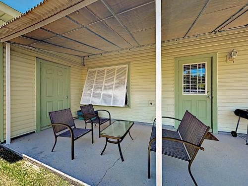 Apartamento Updated Getaway With Pool & Patio Overlooking Pond Condo