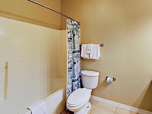 Apartamento Updated Getaway With Pool & Patio Overlooking Pond Condo