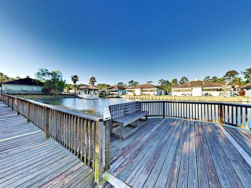 Apartamento Updated Getaway With Pool & Patio Overlooking Pond Condo