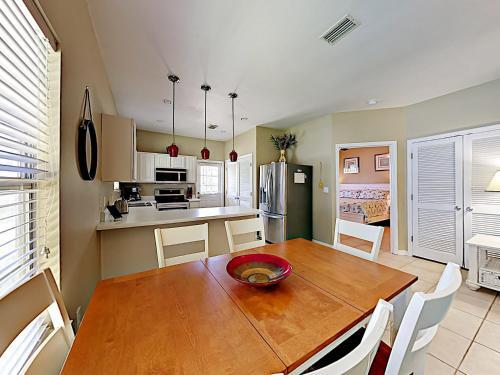 Apartamento Updated Getaway With Pool & Patio Overlooking Pond Condo