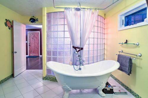 Downtown Anchorage Home, 1 Block To Coastal Trail!