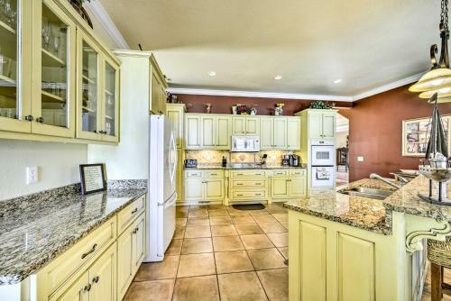 Luxe Lakefront Scottsboro Home With Boat Slip And Pool!