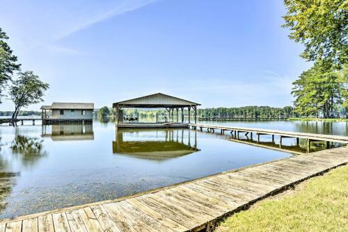 Luxe Lakefront Scottsboro Home With Boat Slip And Pool!