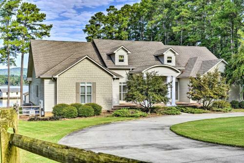 Luxe Lakefront Scottsboro Home With Boat Slip And Pool!