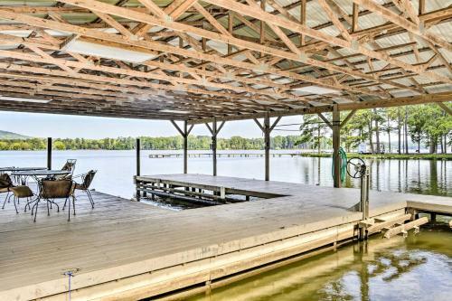Luxe Lakefront Scottsboro Home With Boat Slip And Pool!