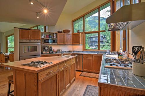 Custom Girdwood Home 2 Blocks From Alyeska Resort!