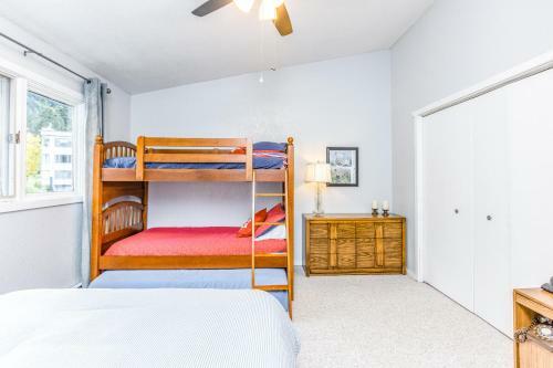 Cozy Crystal Mountain Condo