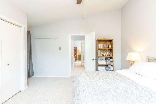 Cozy Crystal Mountain Condo