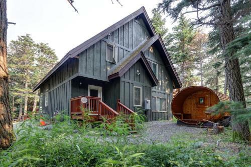 Hanging Glacier Chalet