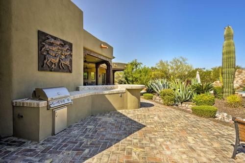 Cave Creek Oasis With Putting Green, Spa And Mtn View!