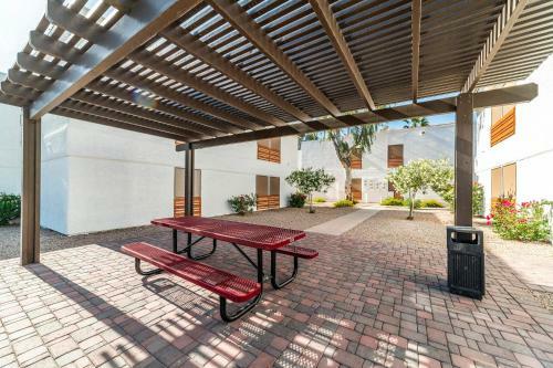77 Sunny Casa Grande 2bd 2ba Condo W Heated Pool