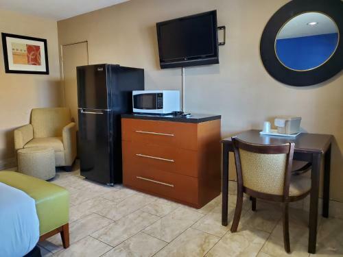 Hotel Pinecrest Inn & Suites