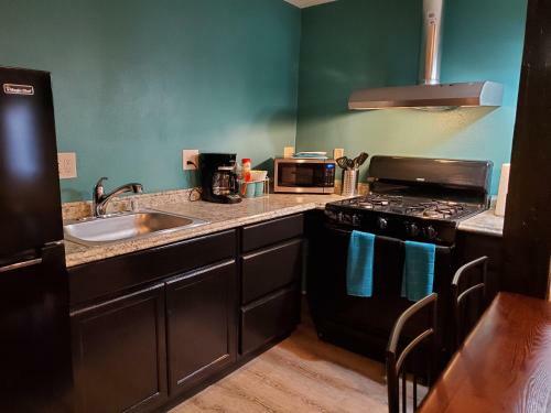 Hotel Pinecrest Inn & Suites