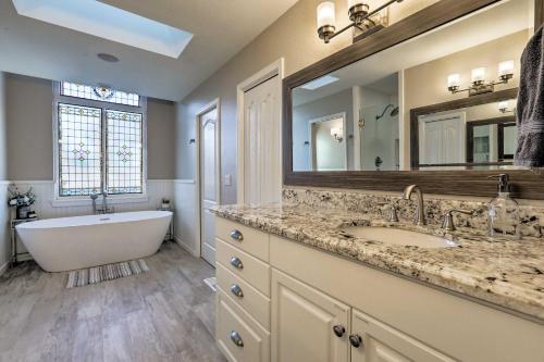Upscale Flagstaff House With Hot Tub, Deck And Mtn Views!