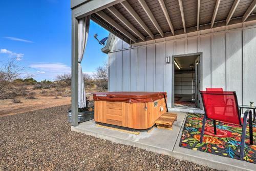 Chic Wine Country Hideaway With Hot Tub And View!